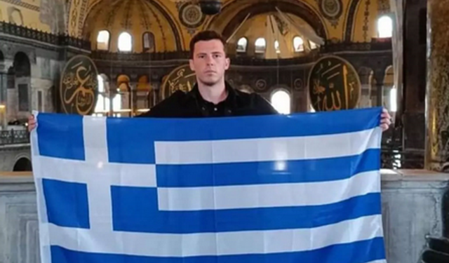 Ayasofya’da provokasyon! Yunan turist bayrak açtı