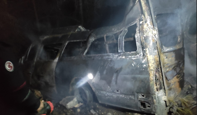 Adana'da feci kaza! Uçuruma devrilen minibüs yandı: 3 ölü 18 yaralı