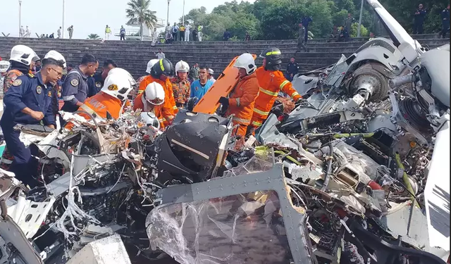 Malezya'da 2 askeri helikopter havada çarpıştı:10 ölü