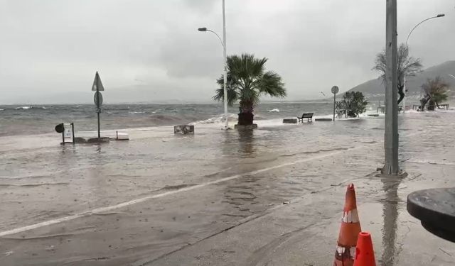 Bursa'da fırtına sahil kenarını vurdu, caddeler göle döndü