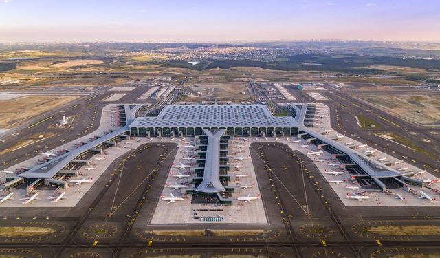 İstanbul Havalimanı’nda mahsur kalan 70 yaşındaki kadın yardım bekliyor