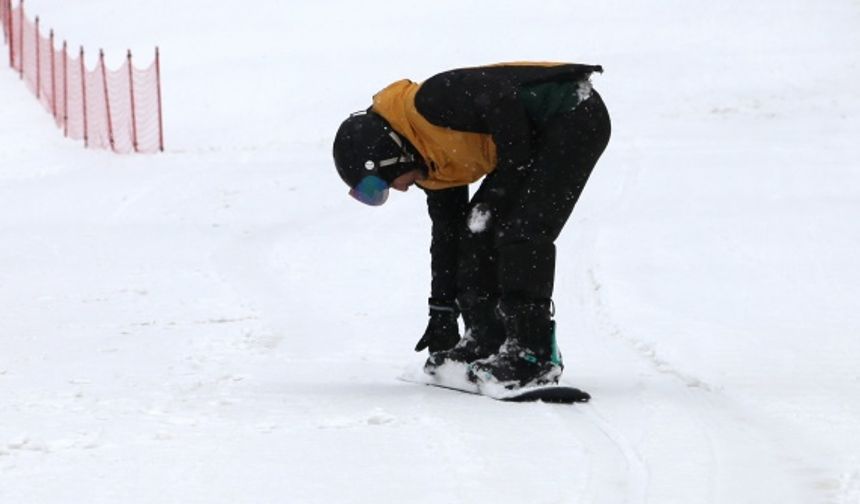 Palandöken'de kar yağışı altında kayak heyecanı