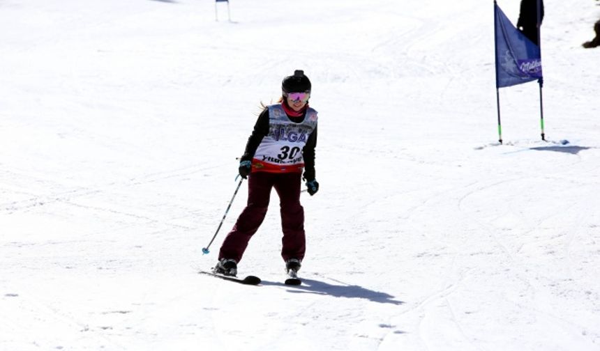 Diplomatik Kayak Yarışı, Yıldıztepe Kayak Merkezi'nde başladı