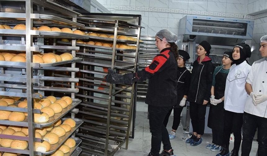 Meslek lisesi öğrencileri günde 10 bin ekmek üretiyor