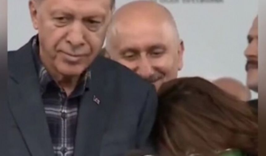 Erdoğan'ın Bursa mitinginde ilginç anlar: Kadın, başını Erdoğan'ın omzuna yaslayıp bakın ne yaptı