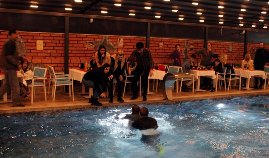Mustafa Keser moral gecesinde havuza düştü