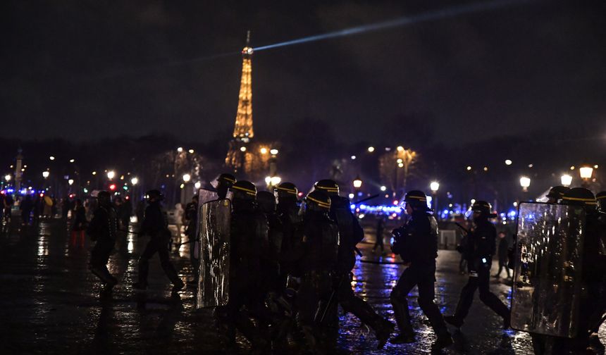 Paris'te büyük olaylar. Çatışmalar çıktı. Çok sayıda polis yaralandı 
