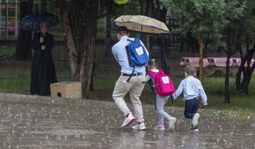 Kuvvetli yağış uyarısı yapıldı. Okullar tatil edildi