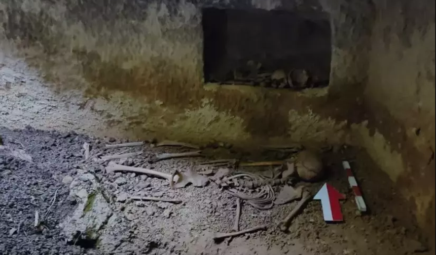 Evin bahçesi çöktü: Roma dönemine ait tek oda mezar çıktı!