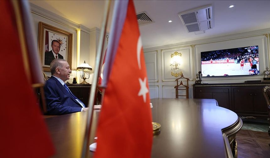 Cumhurbaşkanı Erdoğan, Adana mitinginden sonra valiliğe gidip televizyonun başına geçti. Maçı heyecan içinde izledi