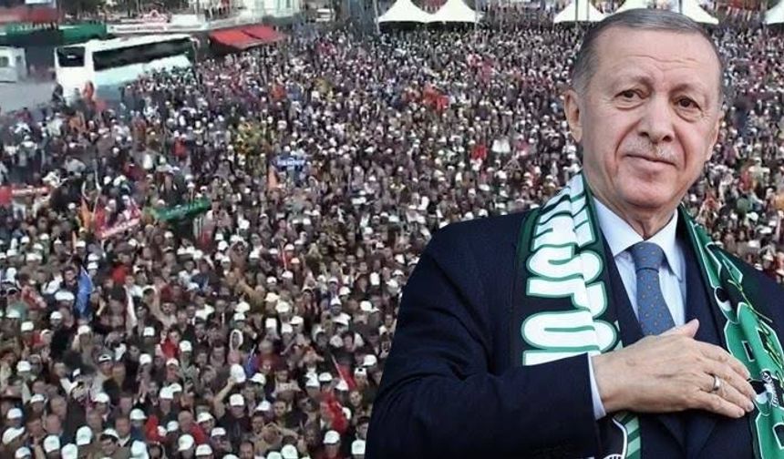 Cumhurbaşkanı Erdoğan'ın mitinginde dikkat çeken pankart: Apar topar kaldırıldı!
