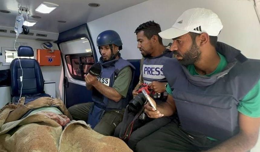 İsrail, Gazze'de TRT ekibine saldırdı! Kameramanın ayağı koptu