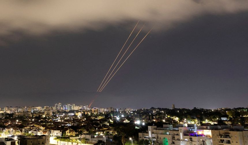 İsrail İran'a saldırdı. Şiddetli patlama sesleri