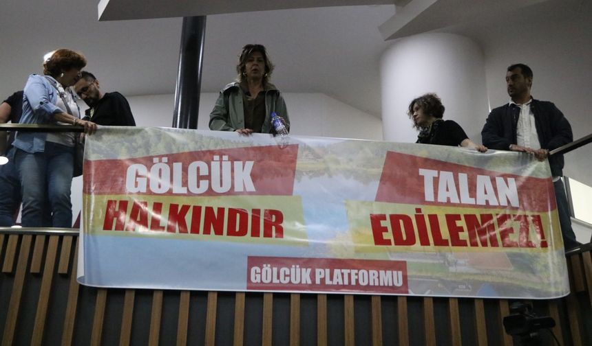 Tanju Özcan'ın karısı Meral Özcan pankartla belediyeyi bastı. Tanju Özcan: Ben de seni protesto ediyorum