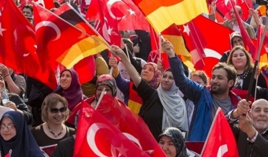 Yurt dışında kaç Türk yaşıyor? En fazla Türk nerede? Rakamları açıklandı