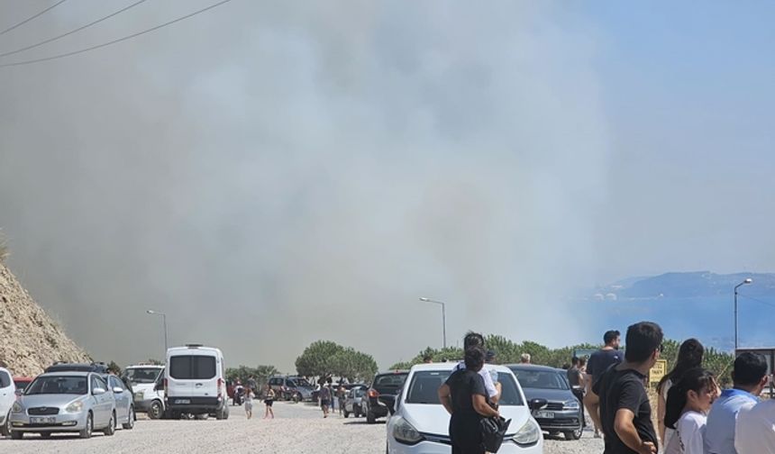 İzmir'de büyük yangın. Evlerden kaçıyorlar. Kara yolu kapatıldı
