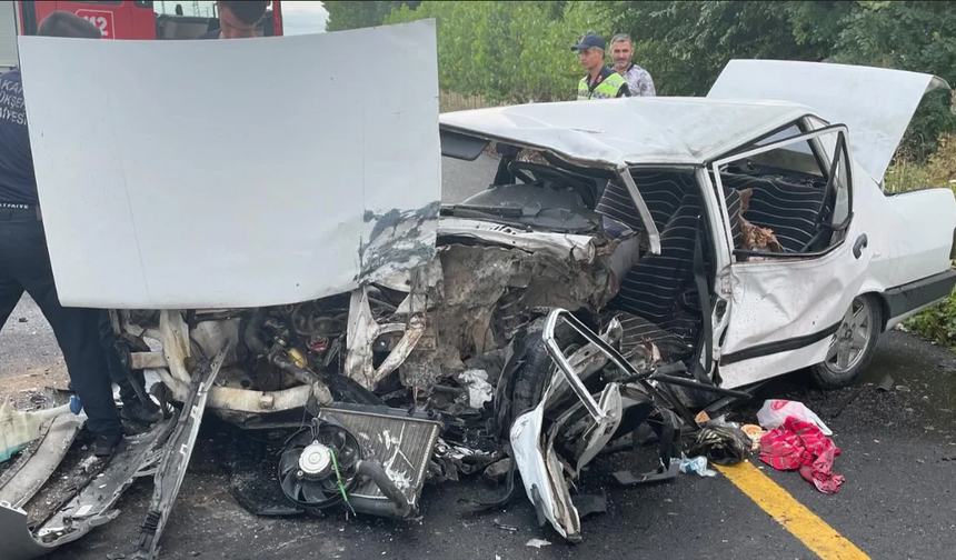 Sakarya'da feci kaza! Adeta kağıt gibi ezildi: Barış Yaylı öldü, 1 ağır yaralı