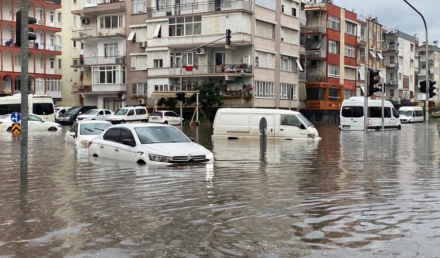 Antalya’da sel felaketi: 403 kişi kurtarıldı, turistler tahliye edildi