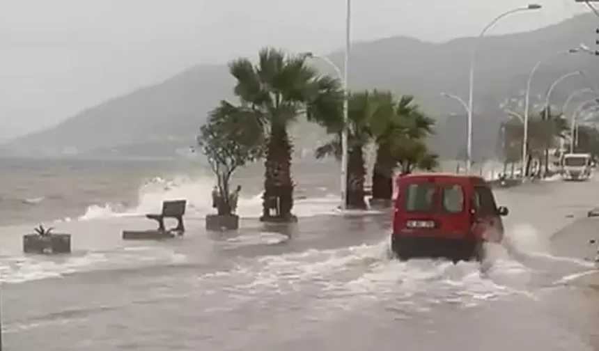 Bursa’da lodos ve sağanak yağış hayatı felç etti: Denizle kara birleşti!