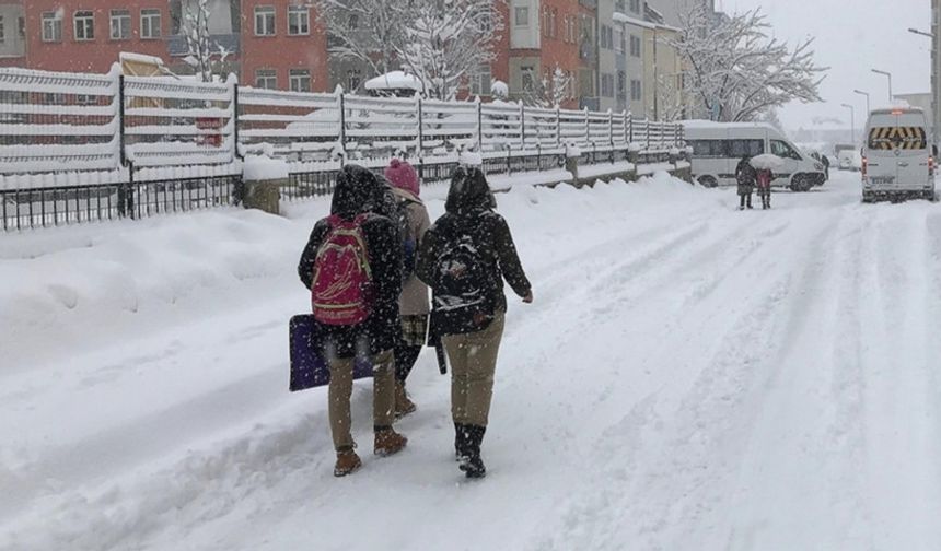 Yoğun kar yağışı eğitimi aksattı: 4 ilde  daha okullar tatil!