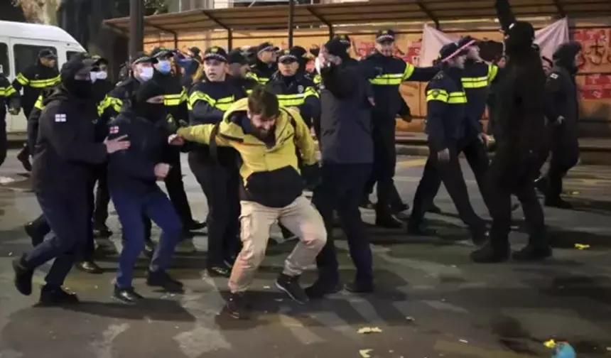 Tiflis'te gerginlik: Seçim sonuçlarını protesto eden göstericilere polis müdahalesi