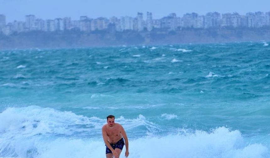 Rus turist fırtınanın oluşturduğu dev dalgalar arasında denize girdi