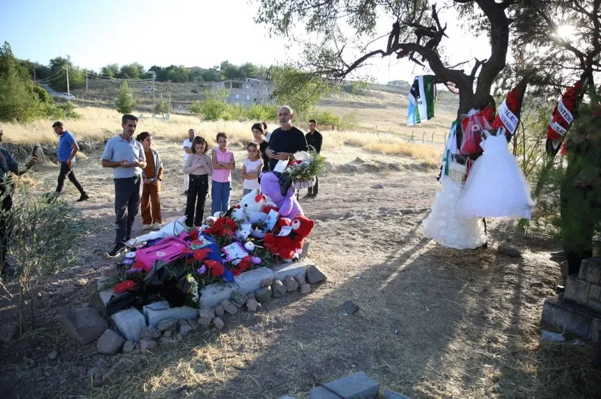 Narin Güran'ın mezarındaki gelinliği kaldırıldı: Yerine okul önlüğü bırakıldı